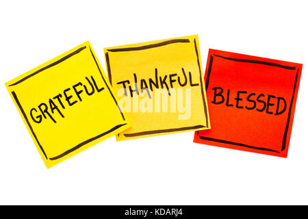 Dankbar, dankbar, geistliche Worte - Handschrift in schwarzer Tinte auf isolierte Haftnotizen gesegnet Stockfoto