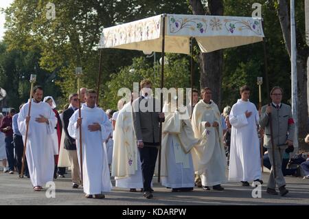 Prozession der Pilger und Priester in Lourdes, Frankreich Stockfoto