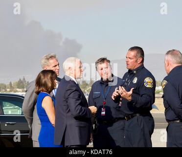 US-Vizepräsident Mike Pence, Karen Pence und der Mehrheitsführer Kevin McCarthy, links, sprechen mit den Feuerwehrleuten über die Serie von Waldbränden in ganz Kalifornien am 10. Oktober 2017 im Orange County, Kalifornien. Stockfoto