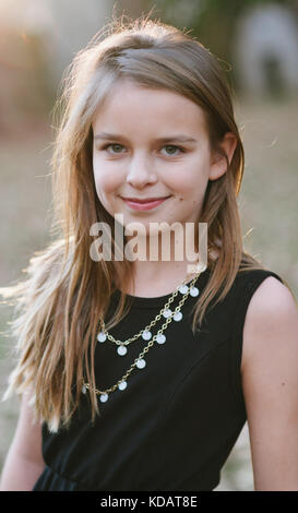 Porträt eines lächelnden Mädchen mit langem Haar Stockfoto