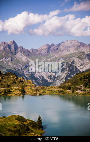 Wandern am Trübsee im Berner Oberland. Weiter oben sind Titlis und Jochpass, unten ist die Stadt Engelberg. Stockfoto