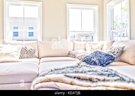 Loft Innenraum der modernen Wohnung, Haus oder Haus mit Inszenierung der Großen beige, Neutralweiß, Sofas und Teppiche mit Kissen Stockfoto