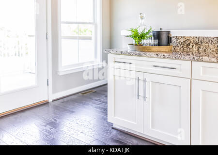 Moderne, saubere Wet Bar mit Granit Arbeitsplatte Schränke, serviertablett und Tür in der Inszenierung von Modell Haus, Haus oder Apartment mit Balkon Stockfoto