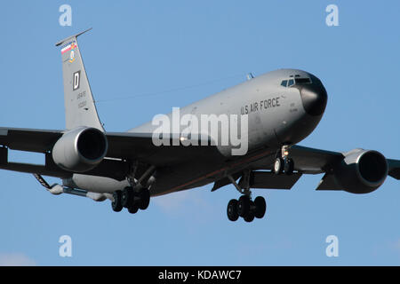 Nahaufnahme eines US Air Force KC-135 Stratotanker betanken Flugzeuge auf Ansatz. Militärische Luftfahrt. Stockfoto