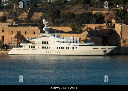 Die 71 m Proteksan Türkis Luxus superyacht Talisman C vertäut im Hafen Marsamxett, Malta Stockfoto