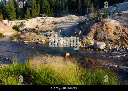 Hot Springs Creek fließt durch den Teufel Küche des Lassen Volcanic National Park Stockfoto