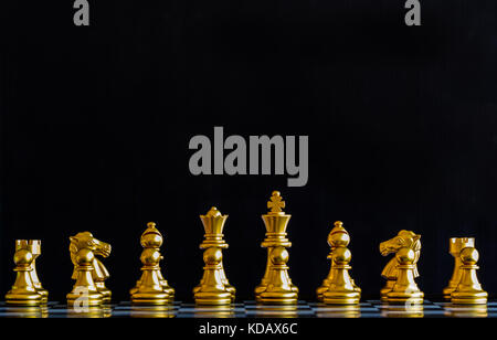 Strategie schach Schlacht intelligence Herausforderung Spiel auf Schachbrett. Erfolg die Strategie Konzept. Schach Business Leader und Erfolg Idee. Schach Strategie Stockfoto