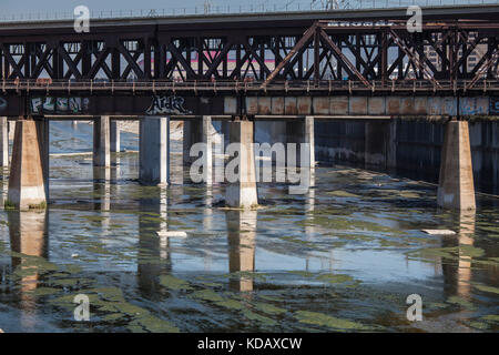 Eisenbahnbrücke über Los Angeles River, Downtown Los Angeles, Kalifornien, USA Stockfoto