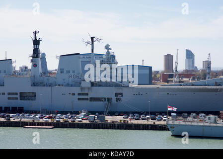 Hms Kent und HMS Illustrious (stillgelegt) in Portsmouth Dockyard, England Stockfoto