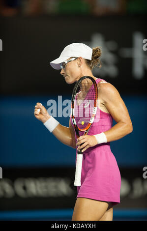 Samantha Strosur (AUS) kämpfte am 5. Tag der Australian Open Women's Singles gegen A. Ivanovic (SRB). Ivanovic gewann 7-6, 4-6, 2-6 in einer Regenmatte Stockfoto