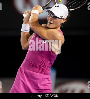 Samantha Strosur (AUS) kämpfte am 5. Tag der Australian Open Women's Singles gegen A. Ivanovic (SRB). Ivanovic gewann 7-6, 4-6, 2-6 in einer Regenmatte Stockfoto