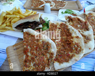 Traditionla türkischen Imbiss Lahmacun, türkischen Stil Pizza, mit Hot beef Sandwich, Sicak sigir sandvici, im Hintergrund, Icmeler, Türkei Stockfoto