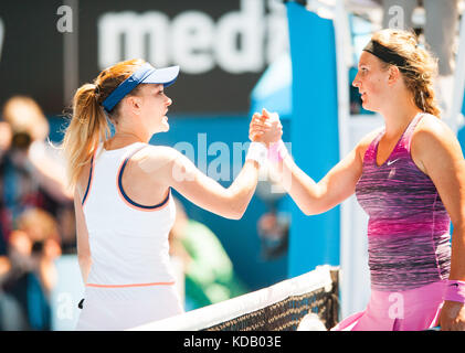 Angnieszka Radwanska von Polen nahm auf der Verteidigung Australian Open Champion, Victoria Azarenka von Belarus in der Australian Open Stockfoto