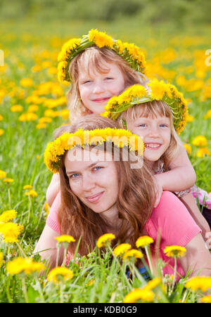 Junge Frau mit zwei niedlichen kleinen Mädchen genießen Sie einen Sommertag im Freien Stockfoto