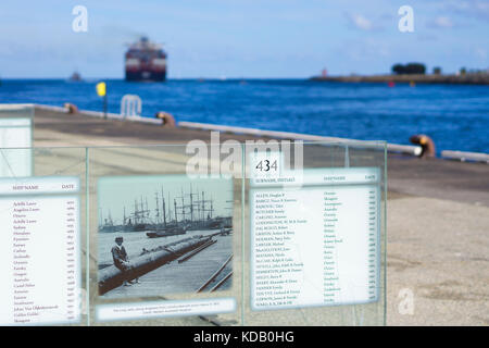 Willkommen bei Western Australian Maritime Museum in Victoria Quay am Rücken der Swan River ist eine Hommage an die Migranten, die in Fremantle gelandet. Stockfoto