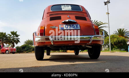 Menton, Frankreich - 9. September 2017: alten roten Fiat 500 l (Rückansicht) geparkt auf der Esplanade francis Palmero in der Stadt Menton an der Côte d'Azur Stockfoto