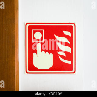 Not Feueralarm rufen Punkt Zeichen an der Wand. Ein Foto von speziellen Feuermelder zeichen Symbol. Stockfoto