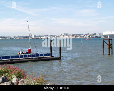 Blick Richtung Southampton Docks von hythe Village Marina, Southampton, Hampshire, Großbritannien Stockfoto