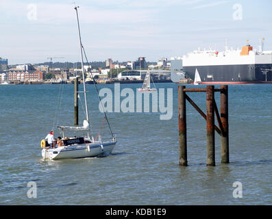 Blick Richtung Southampton Docks von hythe Village Marina, Southampton, Hampshire, Großbritannien Stockfoto