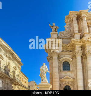 Teilweise mit Blick auf die Kathedrale von Saint Lucia in Syrakus. Sizilien Stockfoto