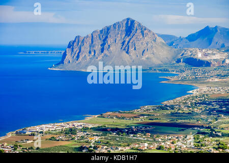 Blick auf Cofano Berg und der Tyrrhenischen Küste von Erice, Sizilien, Italien Stockfoto