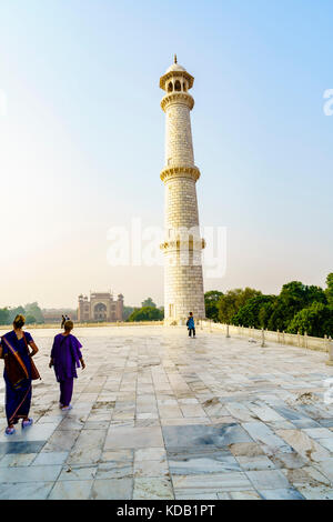 Zwei westliche Frau in indische Kleidung auf dem Gelände des Taj Mahal in Agra, Indien bummeln gekleidet Stockfoto