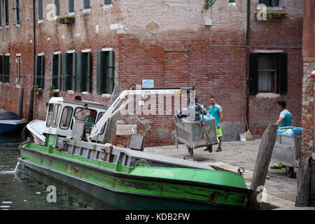 Eine Herausforderung Abfälle wervices in Venedig zu sichern. Stockfoto