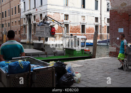 Eine Herausforderung Abfälle wervices in Venedig zu sichern. Stockfoto