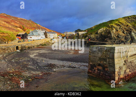 Mullion Harbour, Cornwall, Großbritannien - John Gollop Stockfoto