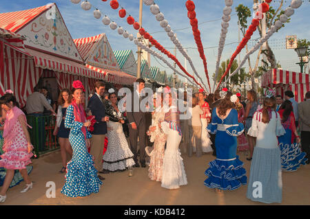 April Messe, Frauen mit einem traditionellen Flamenco Kleid, Sevilla, Andalusien, Spanien, Europa Stockfoto