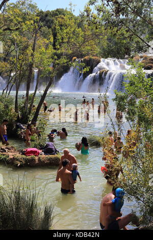 Massen von Touristen in der Badewanne in den Gewässern des Skradinski buk Wasserfälle von Krka Nationalpark in Kroatien Stockfoto