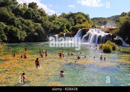 Massen von Touristen in der Badewanne in den Gewässern des Skradinski buk Wasserfälle von Krka Nationalpark in Kroatien Stockfoto