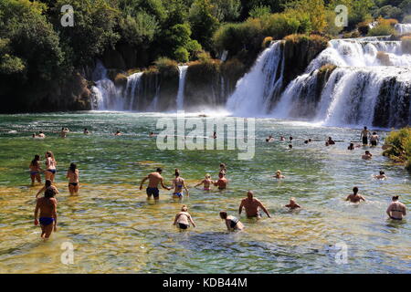 Massen von Touristen in der Badewanne in den Gewässern des Skradinski buk Wasserfälle von Krka Nationalpark in Kroatien Stockfoto