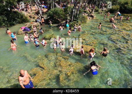 Massen von Touristen in der Badewanne in den Gewässern des Skradinski buk Wasserfälle von Krka Nationalpark in Kroatien Stockfoto