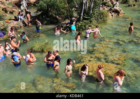 Massen von Touristen in der Badewanne in den Gewässern des Skradinski buk Wasserfälle von Krka Nationalpark in Kroatien Stockfoto