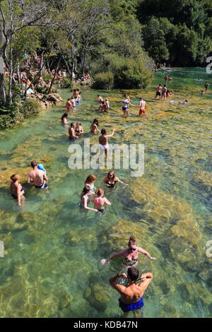 Massen von Touristen in der Badewanne in den Gewässern des Skradinski buk Wasserfälle von Krka Nationalpark in Kroatien Stockfoto