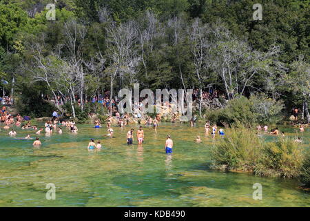 Massen von Touristen in der Badewanne in den Gewässern des Skradinski buk Wasserfälle von Krka Nationalpark in Kroatien Stockfoto
