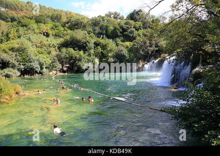 Massen von Touristen in der Badewanne in den Gewässern des Skradinski buk Wasserfälle von Krka Nationalpark in Kroatien Stockfoto