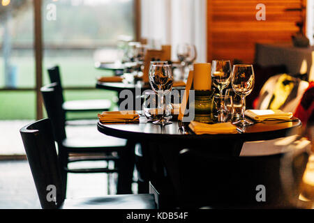 Luxuriöse Tischeinstellungen für gehobene Küche mit und Glaswaren