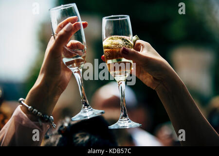 Luxuriöse Tischeinstellungen für gehobene Küche mit und Glaswaren