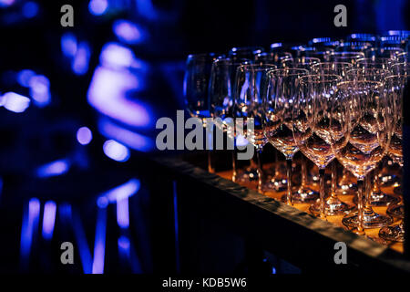 Luxus Tabelle Einstellungen für feine und Glaswaren, schöner Hintergrund verschwommen. Vorbereitung für Urlaub Weihnachten und hannukah Abendessen Nacht. Stockfoto