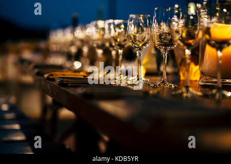 Luxus Tabelle Einstellungen für feine und Glaswaren, schöner Hintergrund verschwommen. Vorbereitung für Urlaub Weihnachten und hannukah Abendessen Nacht. Stockfoto