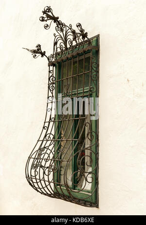 Schmiedeeisen Fenster Grill auf ein altes Haus in Österreich Stockfoto