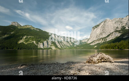 Altausseer siehe im Sommer an einem sonnigen Tag, Strand Kies und Steine Stockfoto