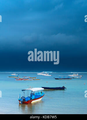 Viele Fischerboote im Ozean Strom.Insel Bali, Indonesien Stockfoto