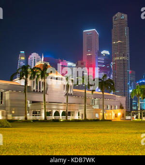 Blick auf Singapur Parlamentsgebäude bei Nacht. Raffles Place im Hintergrund. Stockfoto