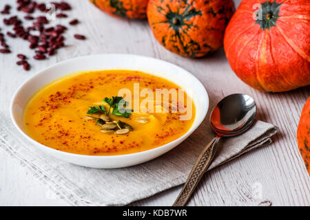 Kürbissuppe mit Samen und Petersilie. veganes Essen Stockfoto