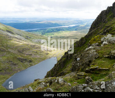 Blick von oben auf den alten Mann von coniston mit der Ziege Wasser am Fuße des fiel. Stockfoto