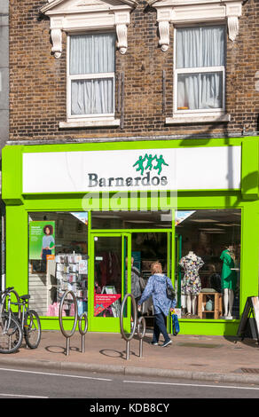 Eine Barnardos Charity Shop in Bromley High Street, London. Stockfoto