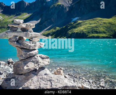 Ein Kairn liegt auf dem Lac de Sanetsch im Kanton Wallis. Stockfoto